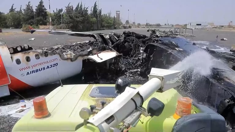 Así quedó el último avión de los hutíes en Yemen tras el bombardeo de Israel