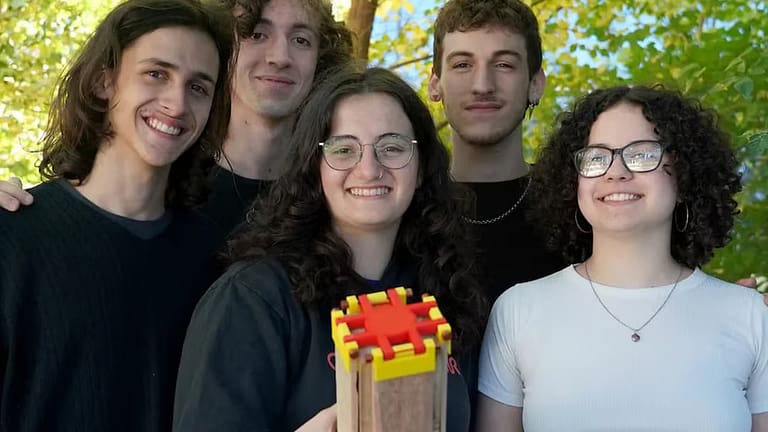 Estudiantes argentinos lanzaron un satélite de madera y obtuvieron el quinto lugar en una competencia global