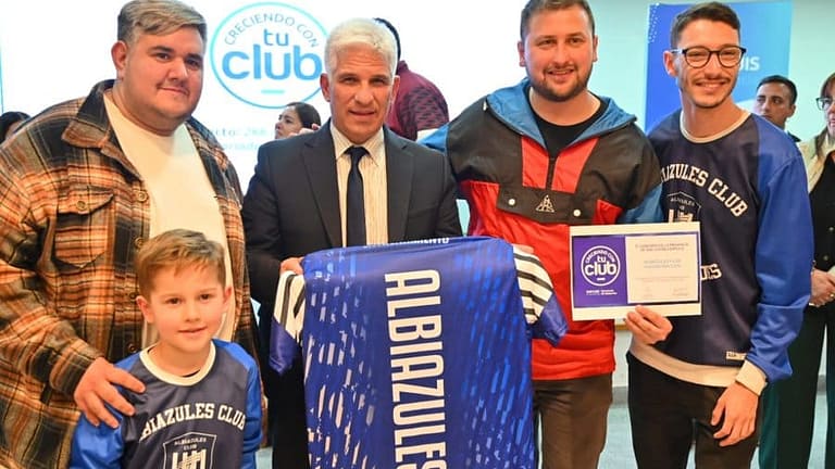 Poggi entregó certificados a 48 entidades deportivas del programa ‘Creciendo con tu Club’