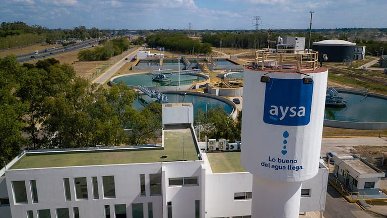 El Gobierno inició el proceso de privatización de AySA y fijó el plazo para concretar la venta del paquete accionario