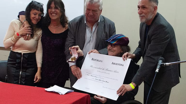 » Desde hoy pasare a llamarme Doctor» : Charly García recibió el título de Doctor Honoris Causa en la UBA