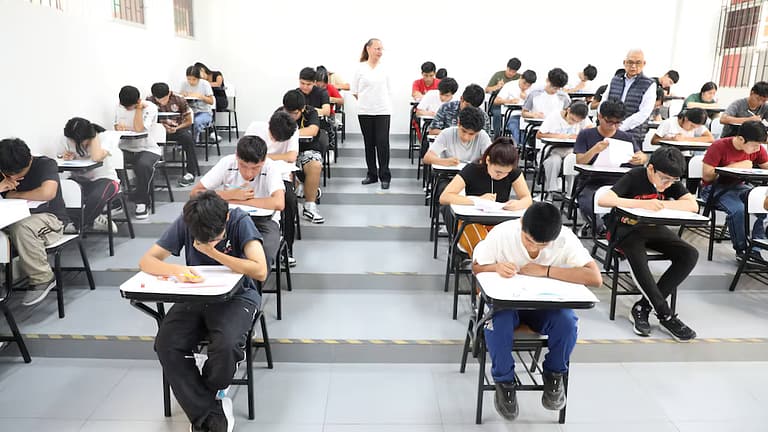 “Saquen una hoja”: por el uso de la IA, cada vez más docentes vuelven al examen escrito