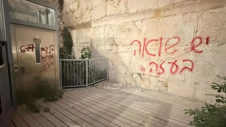 “Hay un Holocausto en Gaza”: conmoción en Israel por una pintada en el Muro de los Lamentos