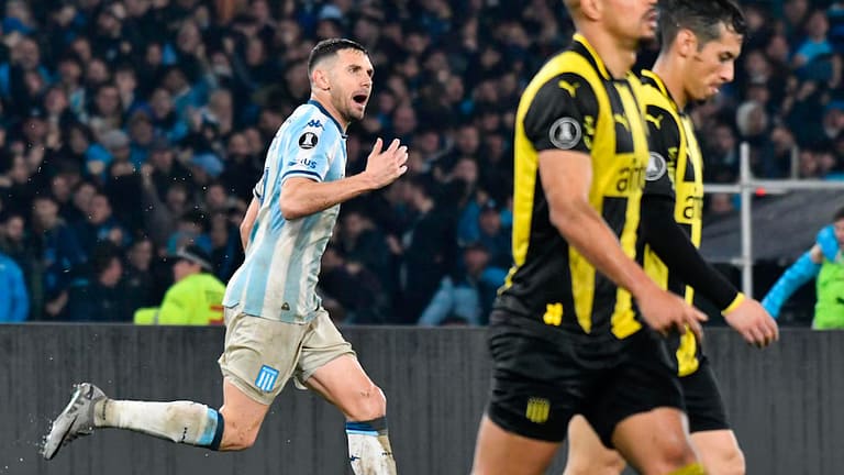 Con dos goles de Maravilla Martínez, Racing le ganó un partido vibrante a Peñarol por 3-1 y avanzó a los cuartos de la Libertadores