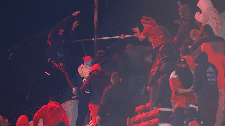 Graves incidentes en Independiente-Universidad de Chile que provocaron la cancelación del partido