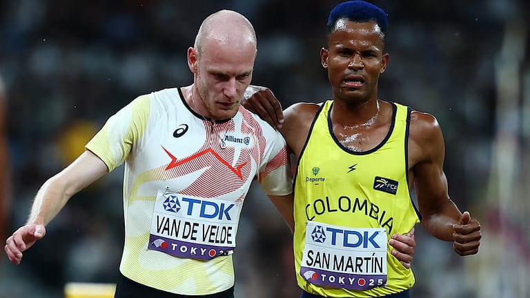 El noble gesto en el Mundial de Atletismo que recorre el mundo: se lastimó en los últimos metros y un rival lo ayudó a llegar hasta la meta