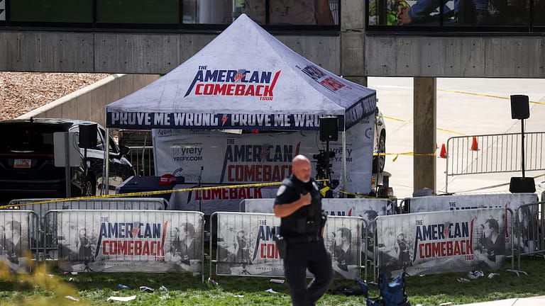 Charlie Kirk respondía pregunta sobre tiradores transgénero en Estados Unidos segundos antes de recibir un disparo