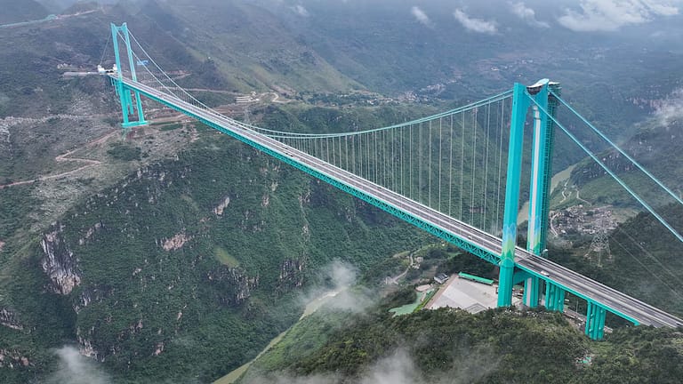 China abrió al tráfico el puente más alto del mundo