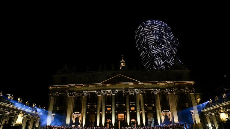 El emotivo homenaje al papa Francisco durante un concierto en el Vaticano: miles de drones fueron desplegados para formar su rostro