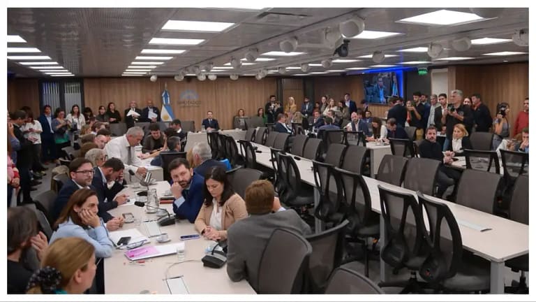 $Libra: diputados enviaron un cuestionario a Javier Milei y pidieron interpelar a Karina