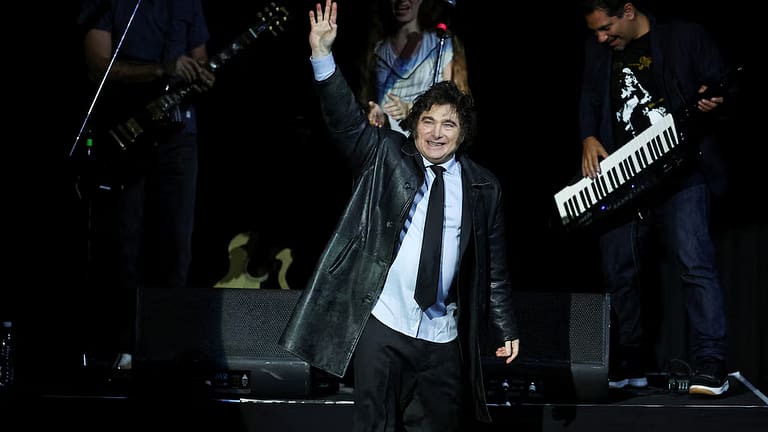 Javier Milei ya se prepara para el acto en el Movistar Arena: volverá a cantar con su banda