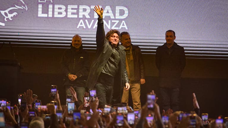 Milei dijo que hay “empate técnico” en PBA, defendió a Karina y volvió a denunciar “operetas” de la oposición