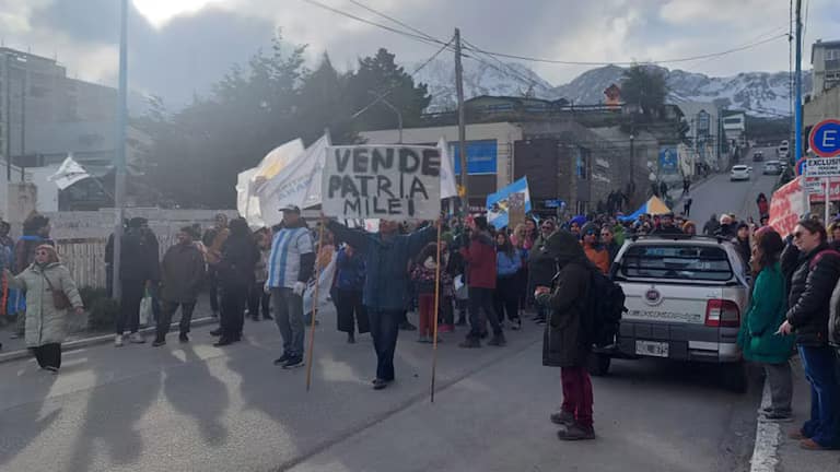 Milei debió suspender el acto de campaña en Ushuaia por protestas del kirchnerismo y retornó a Buenos Aires