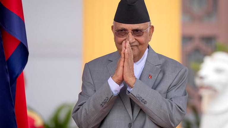 Renunció el primer ministro de Nepal que había prohibido las redes sociales y desató una represión que dejó 19 muertos