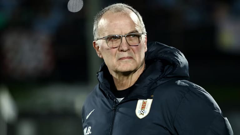 Una nueva locura de Marcelo Bielsa en Uruguay: la dura consecuencia que sufrirá por su llamativa lista de convocados