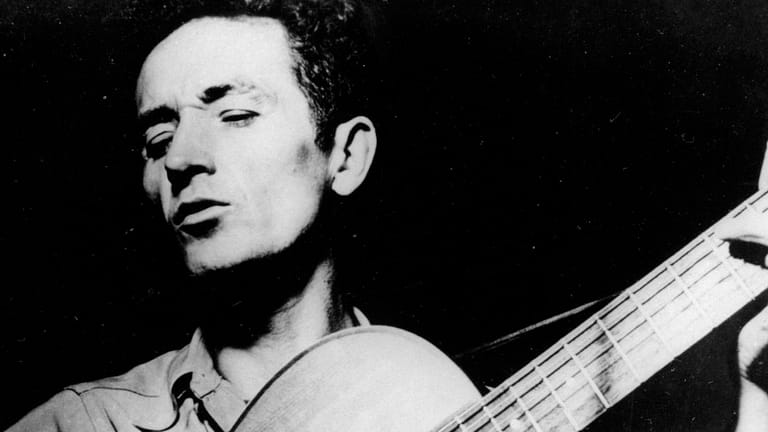 Woody Guthrie, el ídolo de Bob Dylan y Joan Baez que pasó sus últimos once años de vida en psiquiátricos